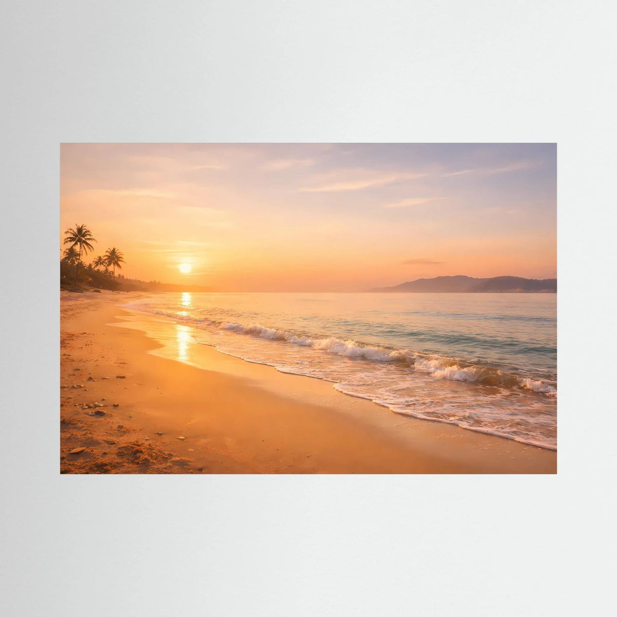 Wandbild Querformat: Strand mit untergehender Sonne und goldenem Abendlicht