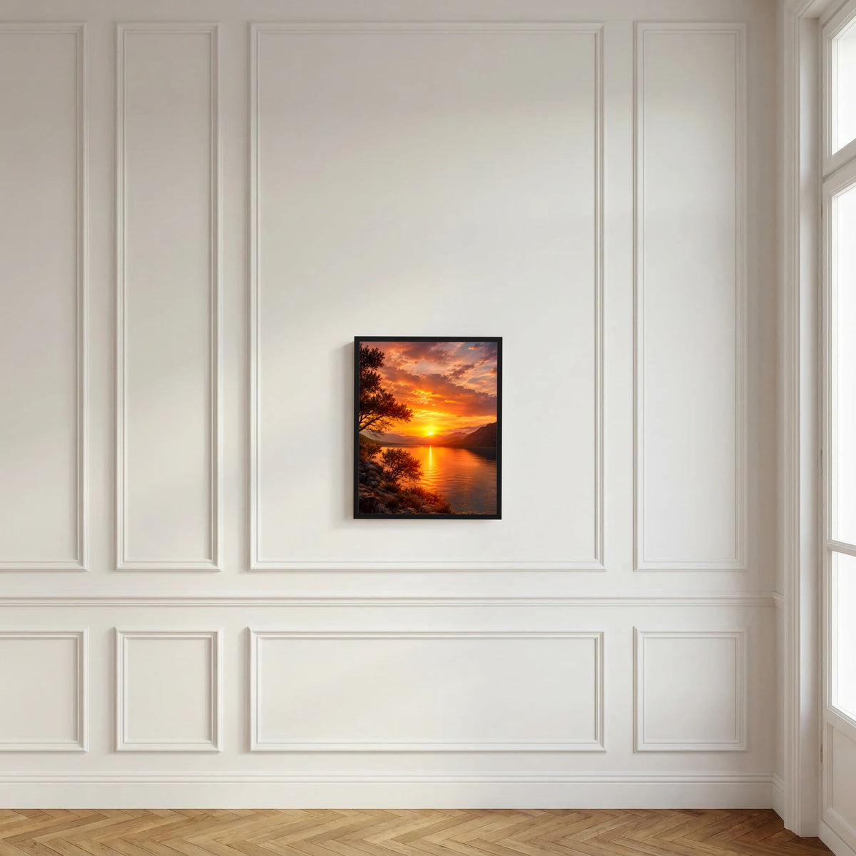 Hochformat-Poster im schwarzen Rahmen: Sonnenuntergang über See, Sonne am Horizont