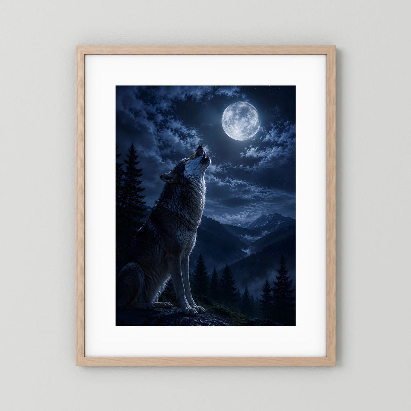 Wandbild im Hochformat mit hellem Holzrahmen und weißem Rand: Wolf im Mondlicht