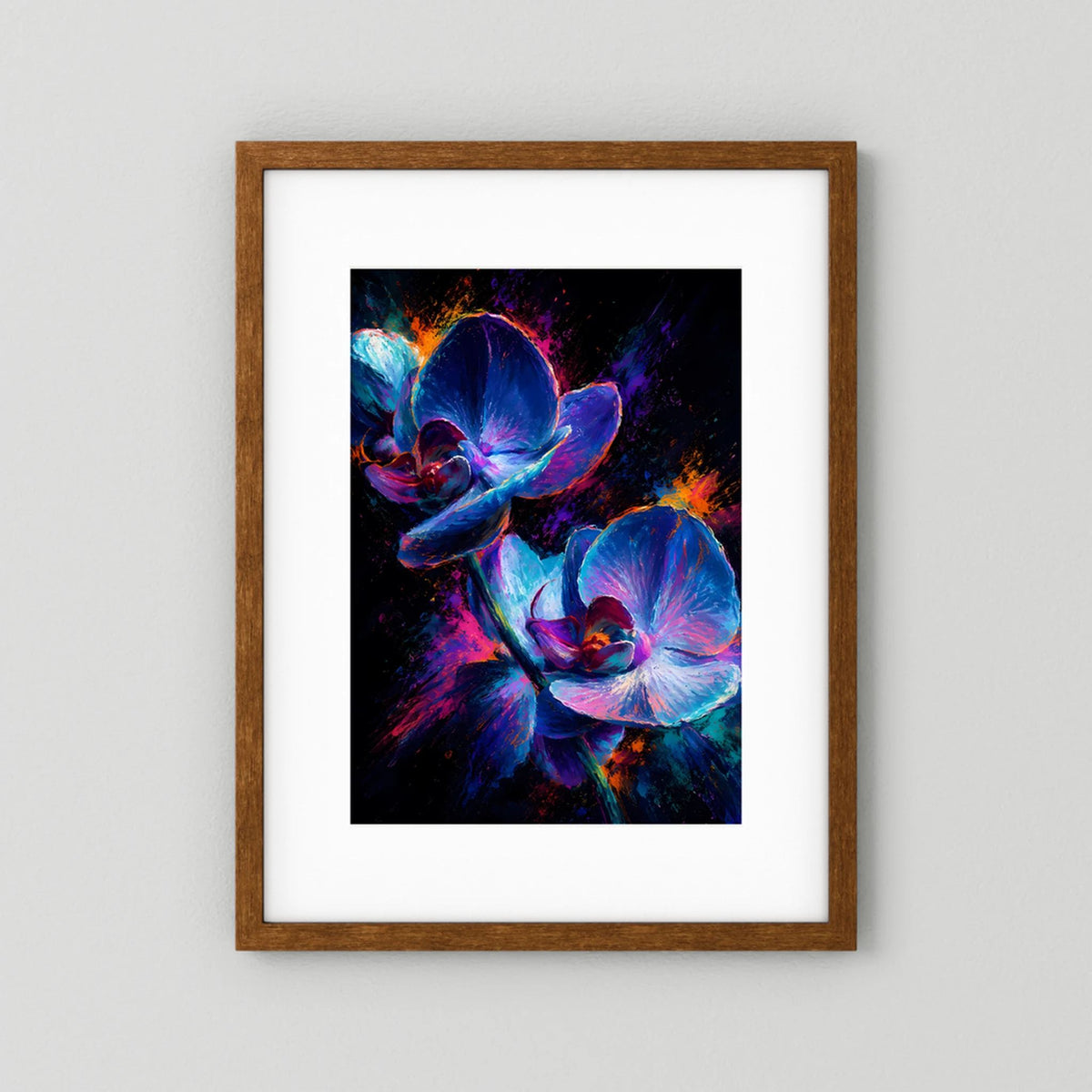 Poster mit abstrakten Orchideen in Blau und Pink auf schwarzem Hintergrund, brauner Holzrahmen mit weißem Rand