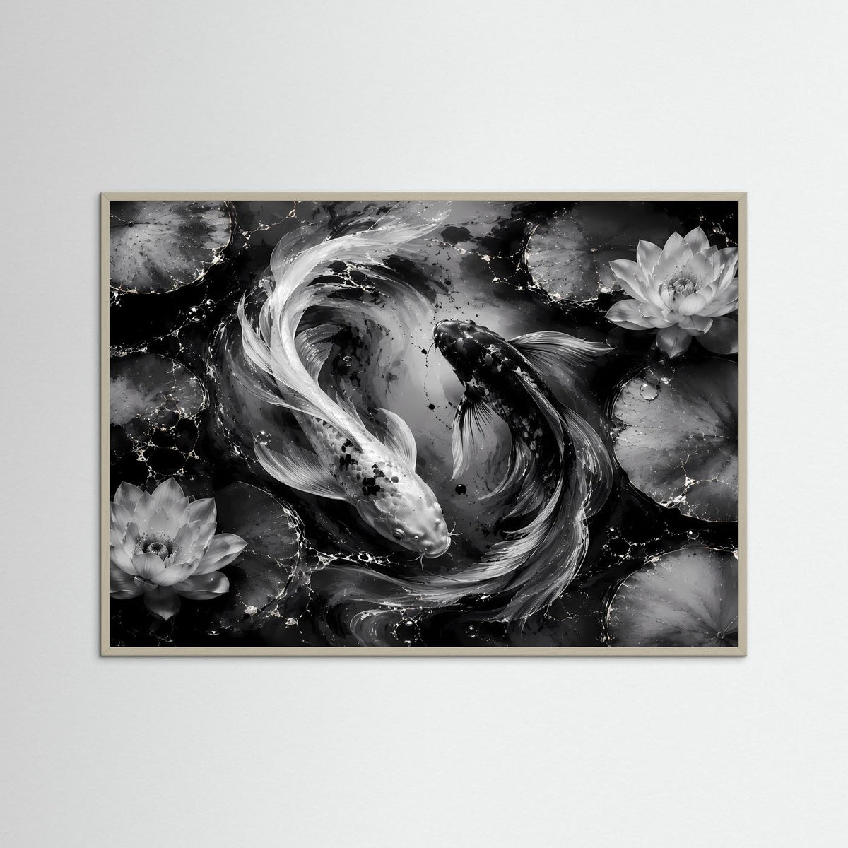 Gerahmtes Wandbild mit goldener Umrandung: Schwarzweiß-Koi-Fische und Lotusblüten