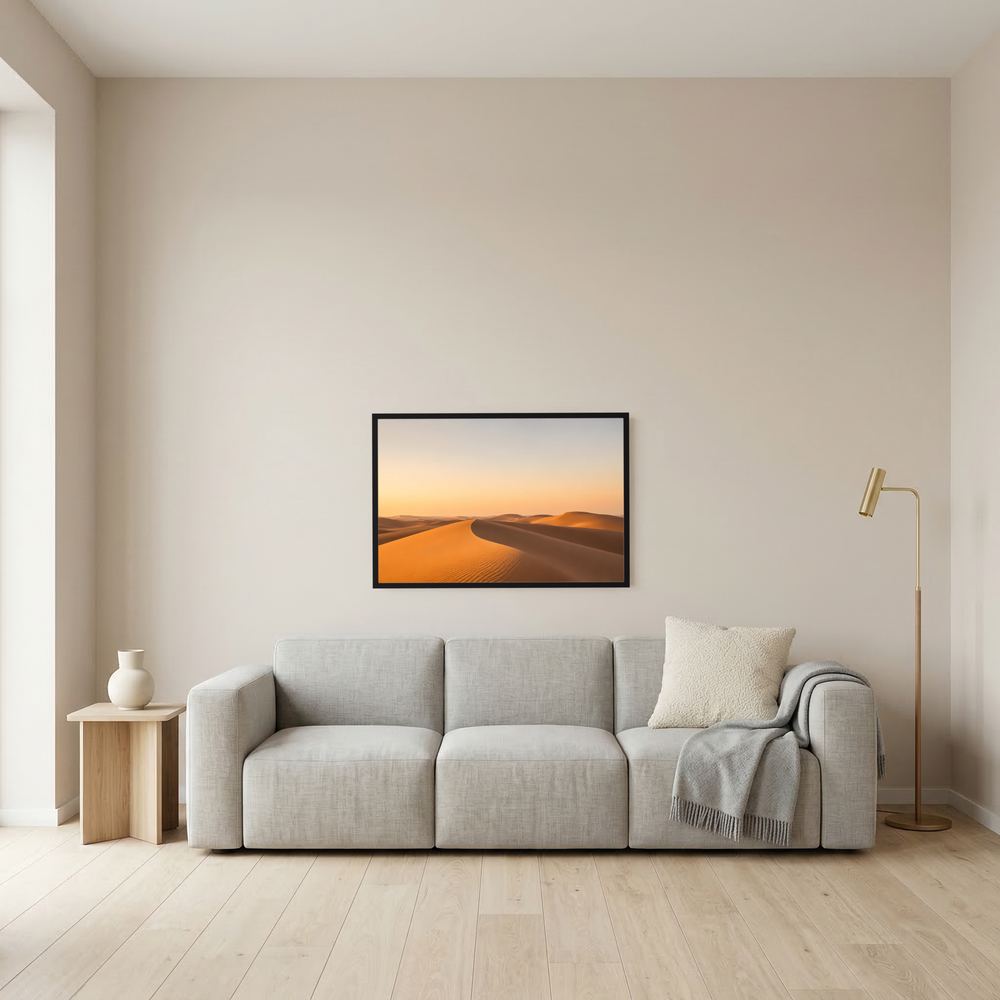 Querformat-Poster mit goldenen Sanddünen, schwarzer Rahmen, an der Wand im Raum