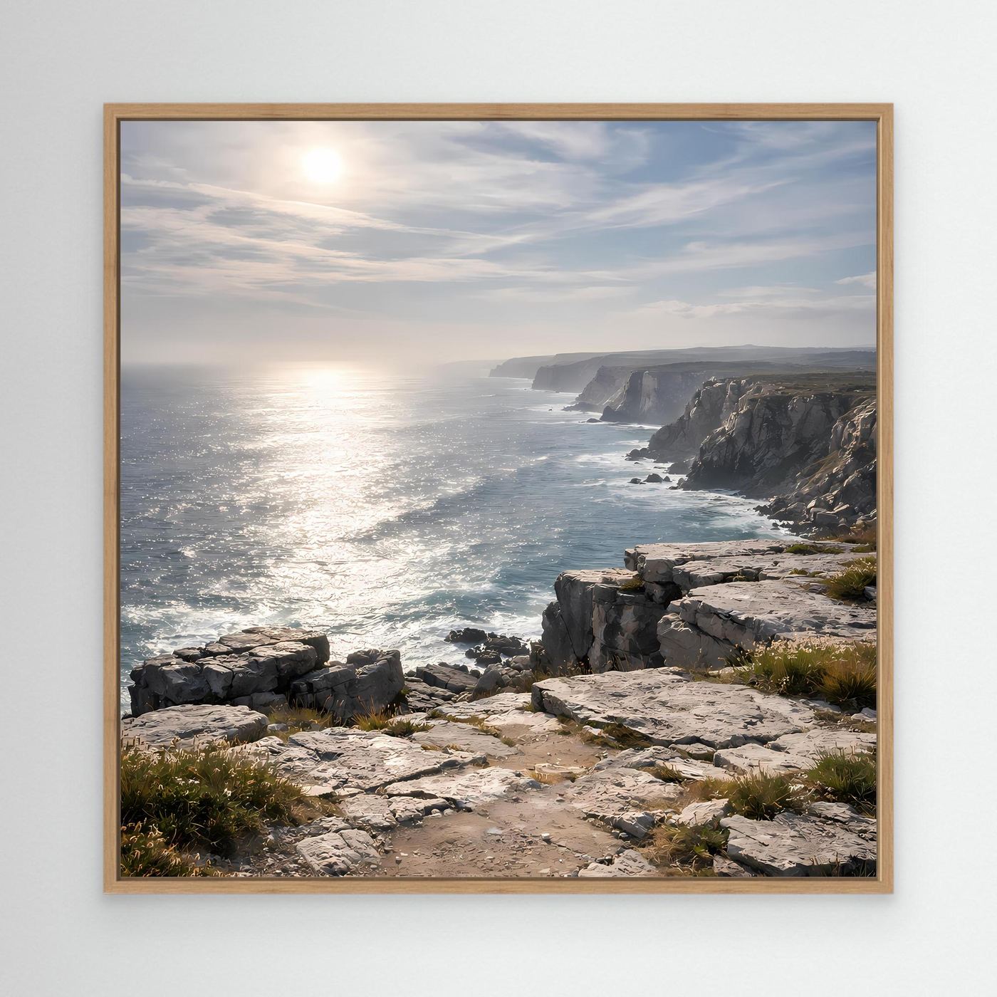 Leinwandbild Steilküste mit Felsen, Sonnenlicht und Küstenweg im Eichenrahmen