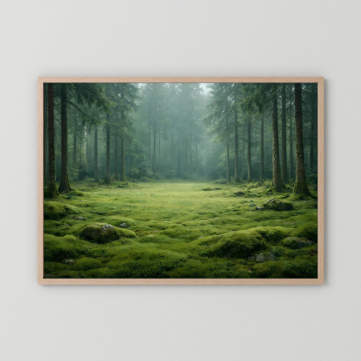 Wandbild mit hellem Holzrahmen und Waldlichtung, grünem Moos im Nebel