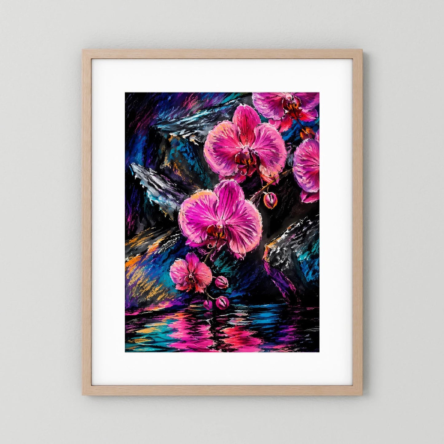 Abstraktes Orchideen-Poster mit pinken Blüten, heller Holzrahmen mit weißem Passepartout.