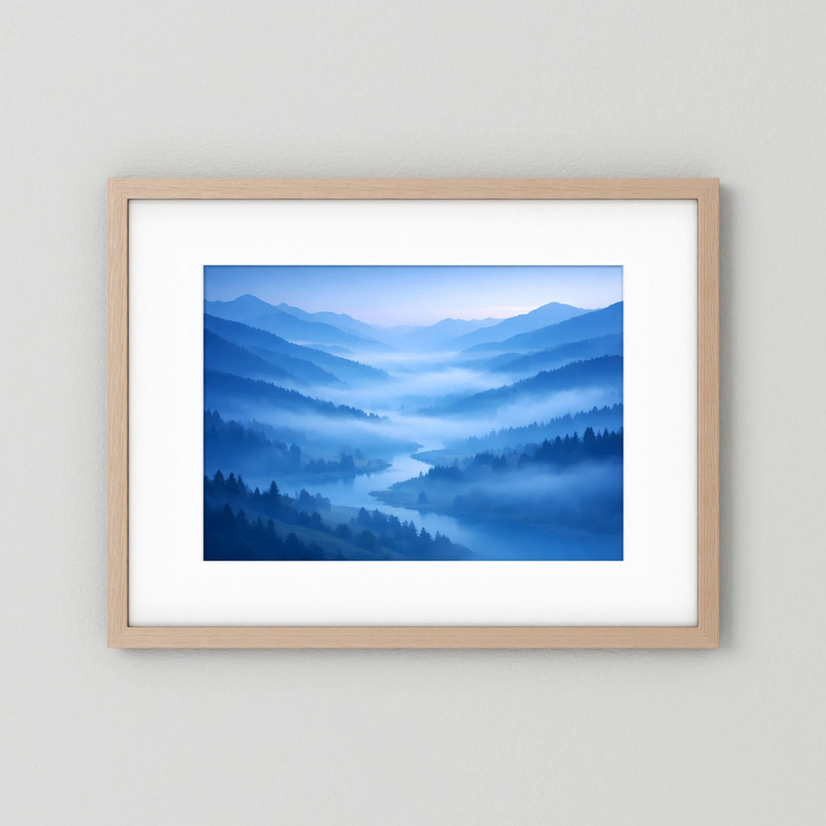 Gerahmtes Poster im Querformat mit Berglandschaft im Nebeltal, Holzrahmen hell