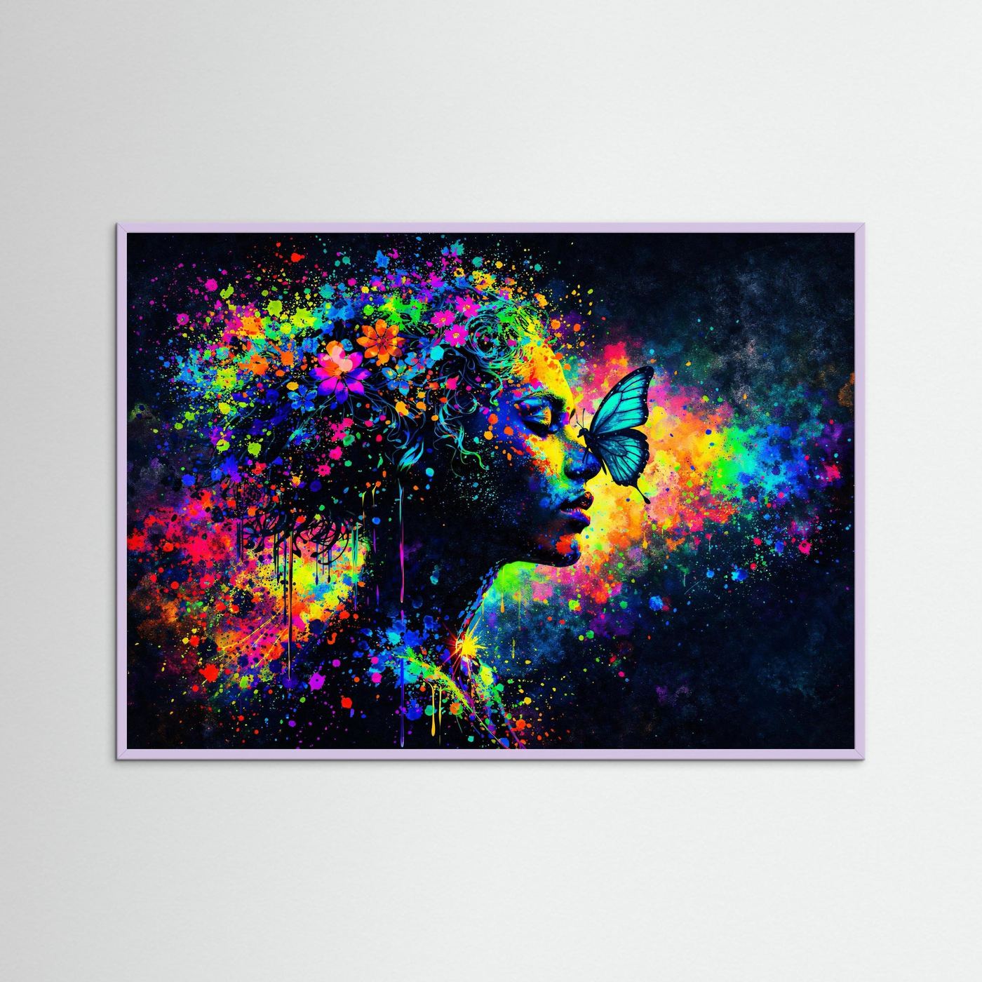Poster mit Porträt und Schmetterling, farbiger Aquarell-Effekt, lila Holzrahmen.