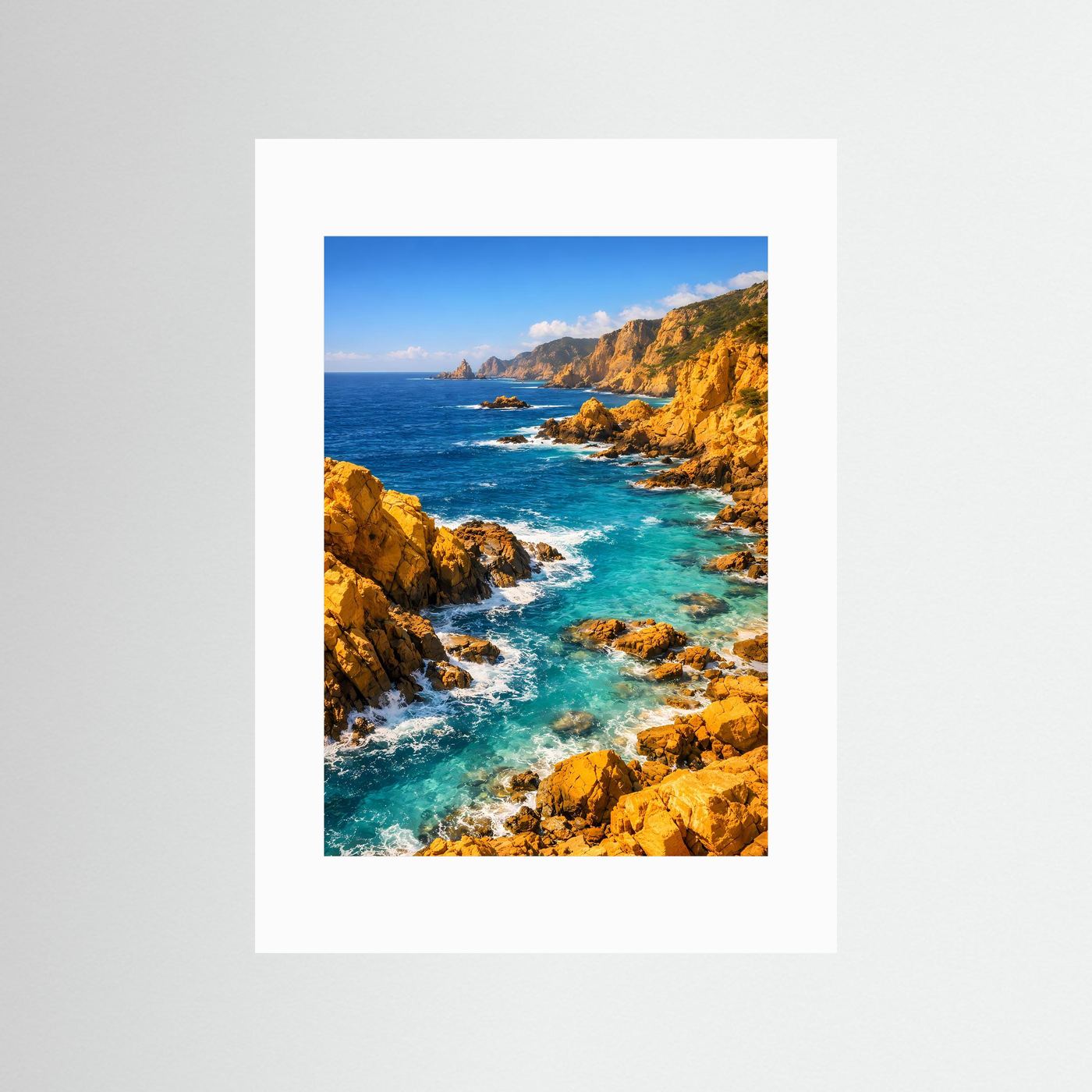 Mediterranes Klippen-Poster im Hochformat mit weißem Passepartout: türkisblaues Meer, ockerfarbene Felsen