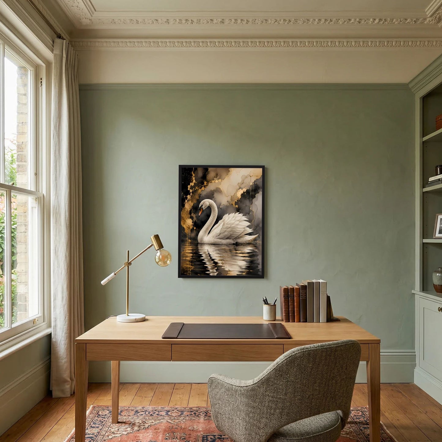 Poster zeigt weißen Schwan im Spiegelbild auf dunklem Wasser mit goldenen Farbtupfern, schwarz gerahmt