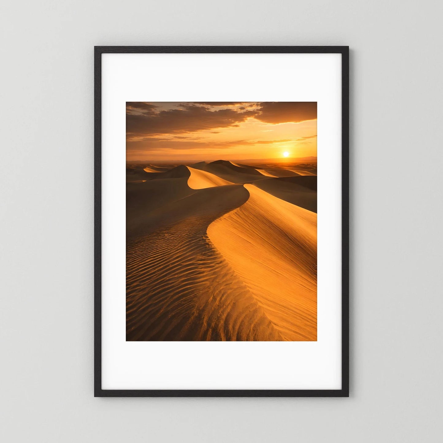 Poster mit Sanddünen und Orange-Sonnenuntergang, schwarzer Rahmen mit weißem Rand