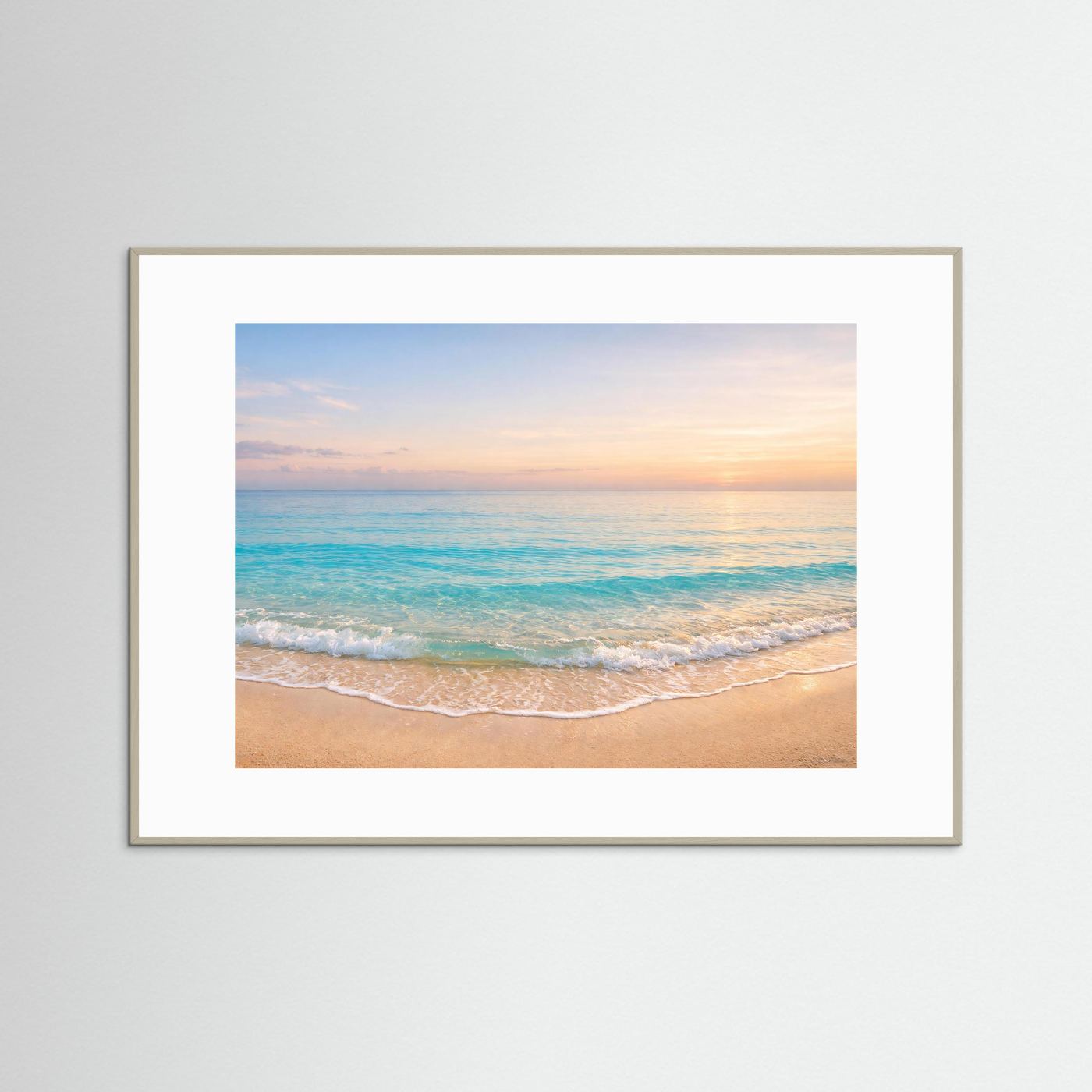 Poster mit Strand bei Sonnenuntergang und türkisfarbenem Meer, grauer Holzrahmen