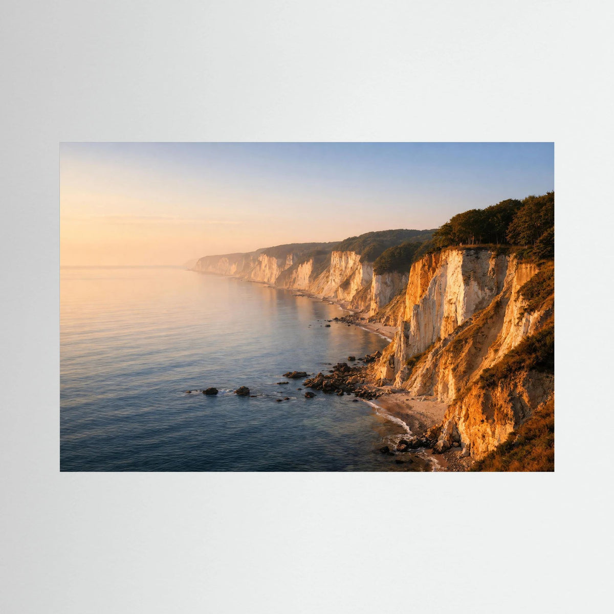 Querformat-Wandbild mit Meer, Klippenküste und warmem Sonnenaufgang am Horizont