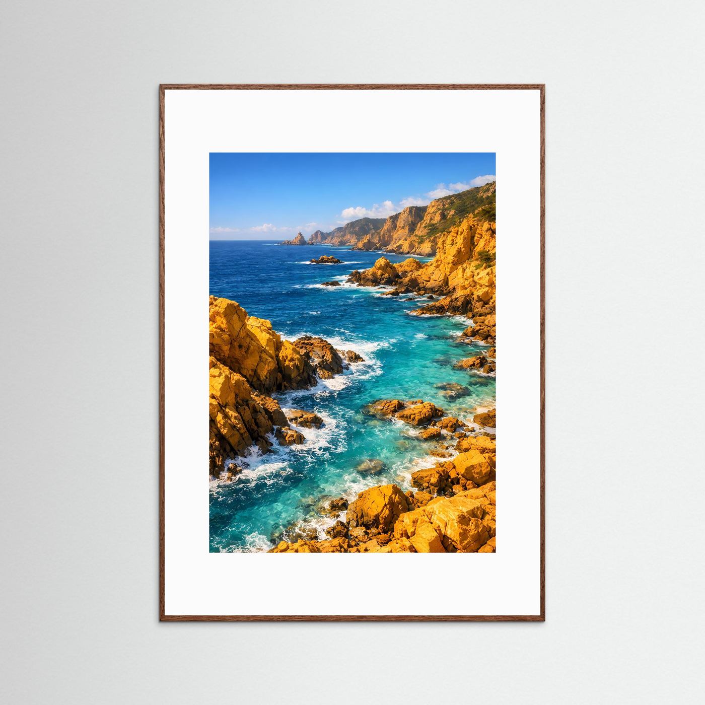 Mediterranes Klippen-Poster im braunen Holzrahmen mit türkisfarbenem Wasser und Felsen