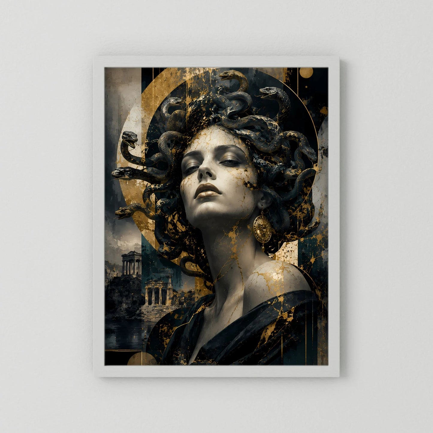 Hochformat-Poster mit Frauengesicht und Schlangenhaar in Schwarz und Gold, weiß eingefasst
