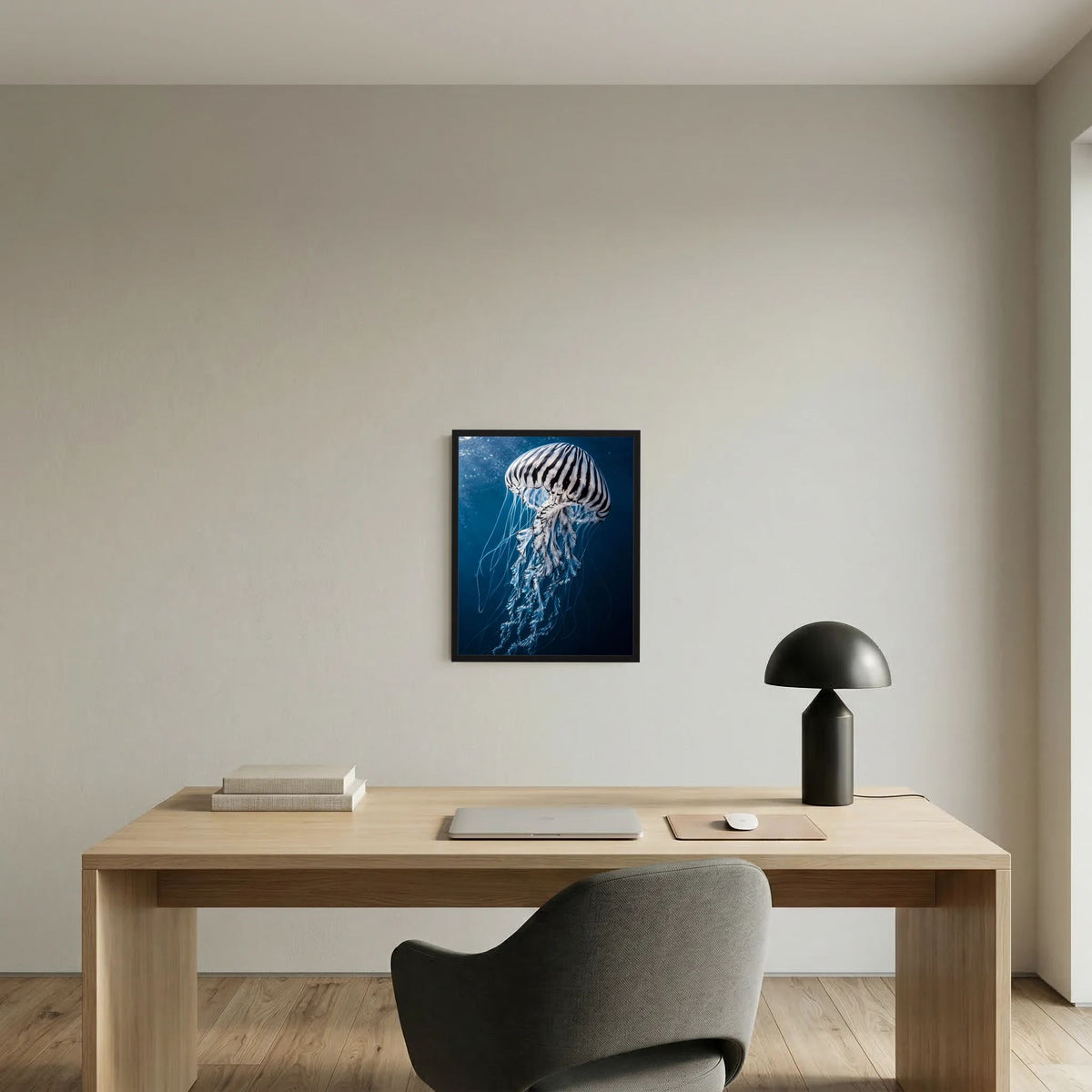 Poster mit Qualle im schwarzen Rahmen, vertikal: blaues Unterwasserbild mit kontrastreichem Muster