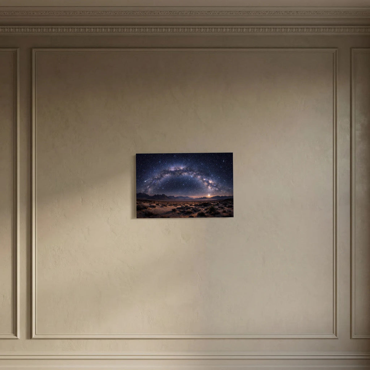Wandbild im Querformat mit Milchstraße über Wüstenlandschaft bei Nacht