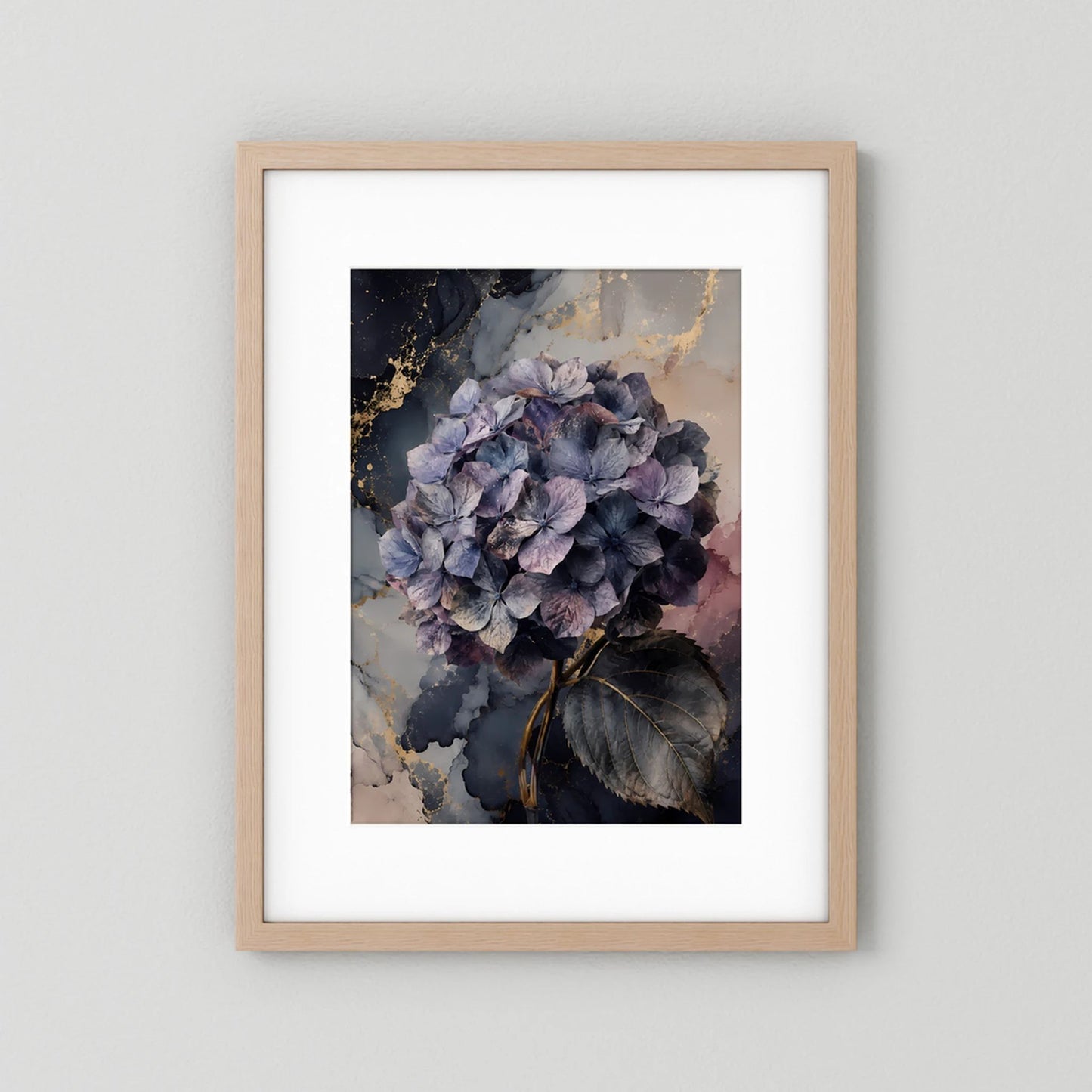 Hochformat-Poster mit violettem Hortensienstrauß im hellem Holzrahmen und weißem Rand
