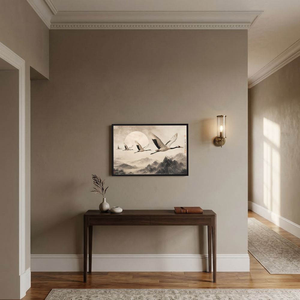 Querformat-Poster mit fliegenden Kranichen über einer Berglandschaft, beige Tönen, gerahmt