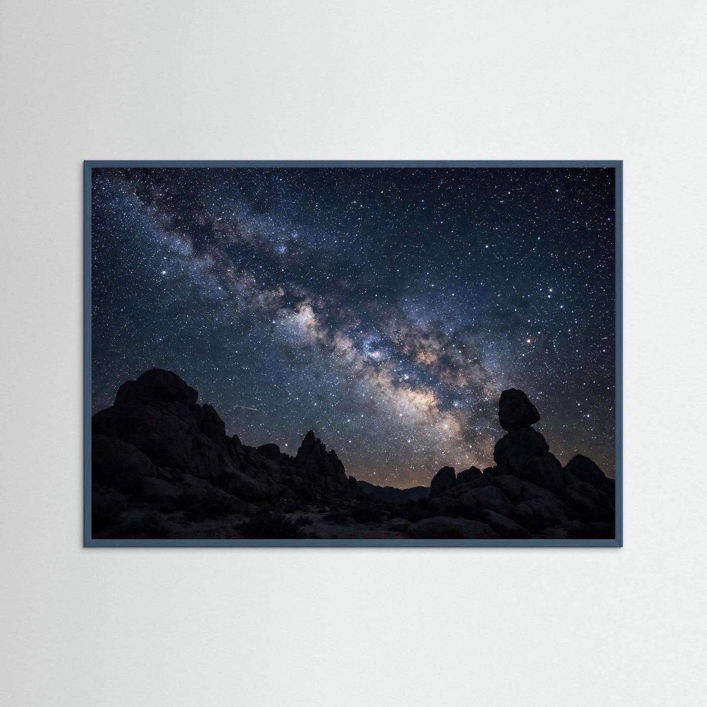 Poster Milchstraße über der Wüstenlandschaft | Majestätisches Sternenhimmel Wandbild