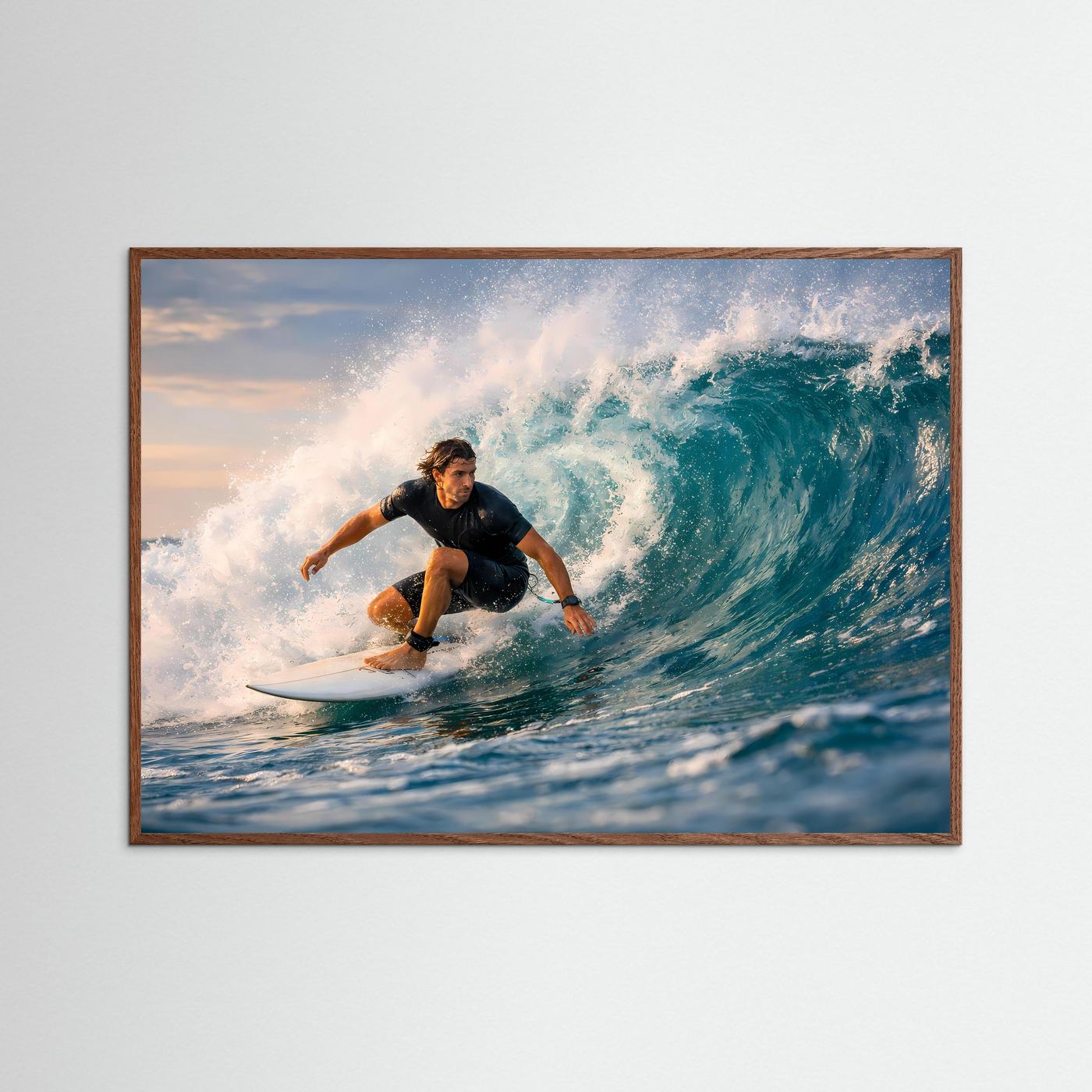 Surfer-Panorama-Poster im Querformat mit braunem Holzrahmen, Surfer auf dem Brett