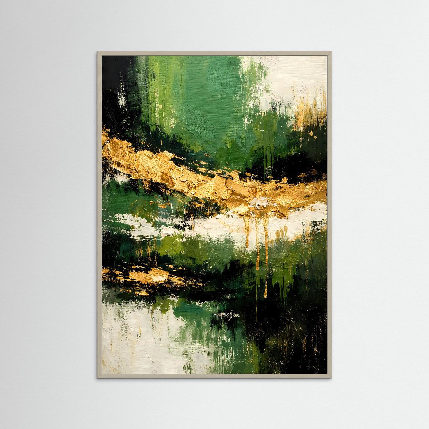 Abstraktes Poster im Hochformat mit hellem Holzrahmen; moosgrün, creme, goldene Farbakzente