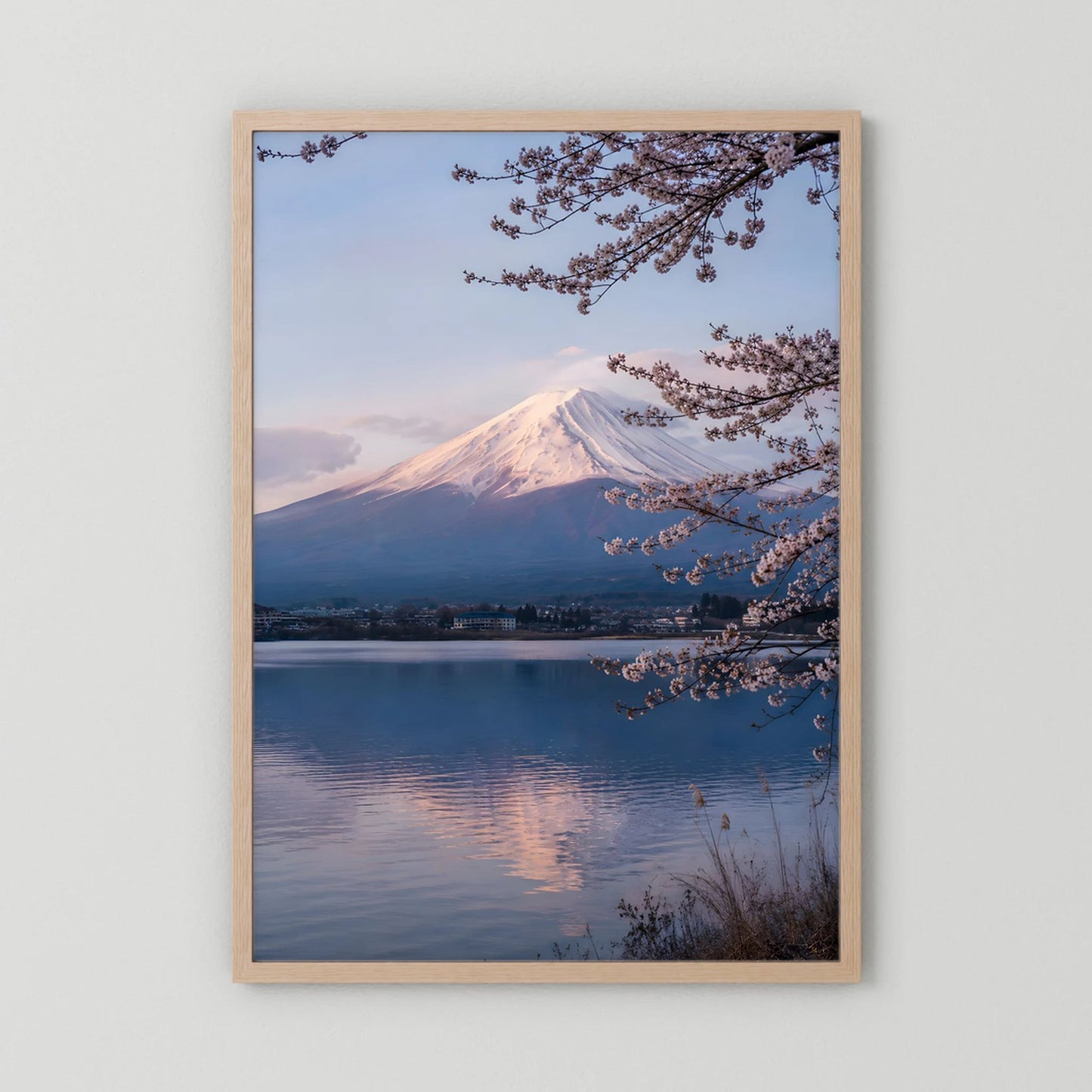 Hochformat-Kunstposter mit Kirschblüten, Fuji und See, Holzrahmen in hellem Naturton