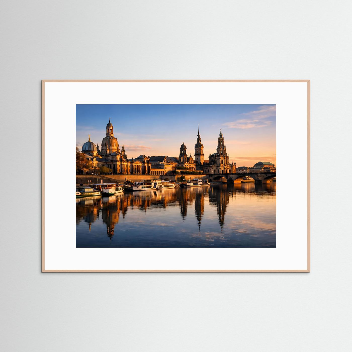 Panoramaposter Dresden an der Elbe, Querformat, mit weißem Passepartout und hellem Holzrahmen