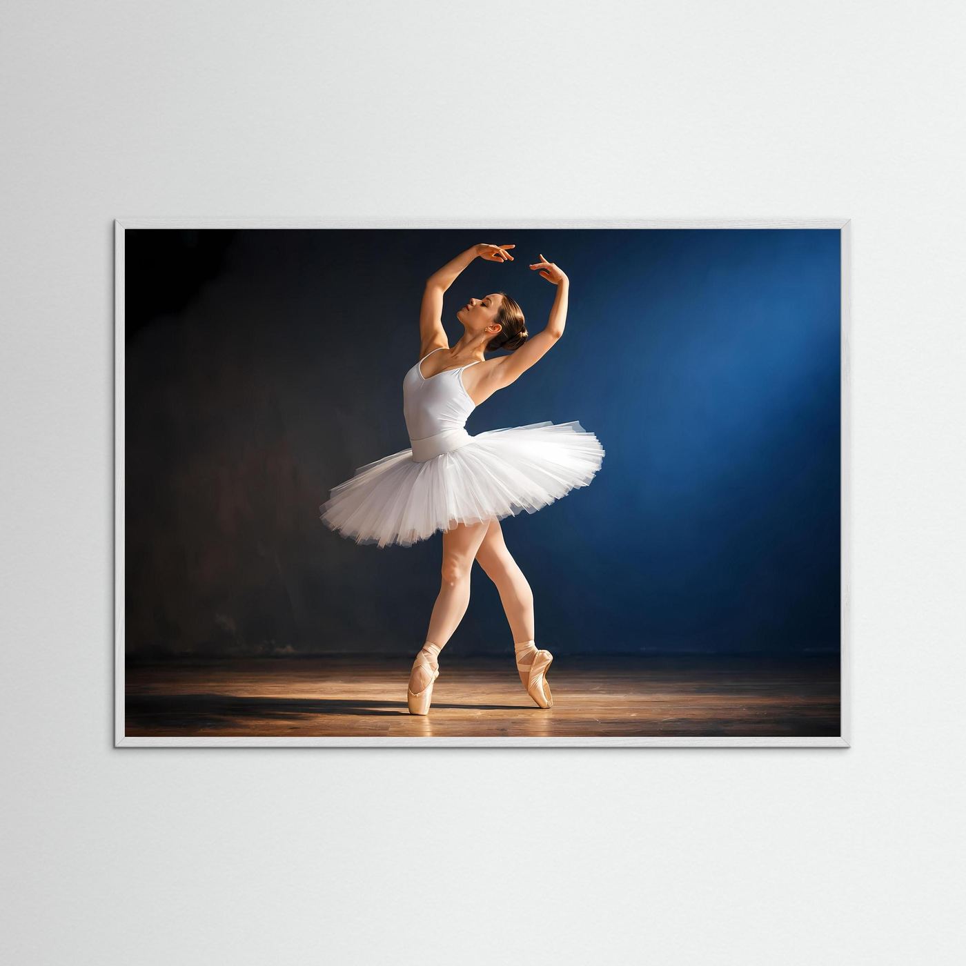 Gerahmtes Poster: Ballerina im weißen Tutu, Arme über dem Kopf, auf Spitzenschuhen