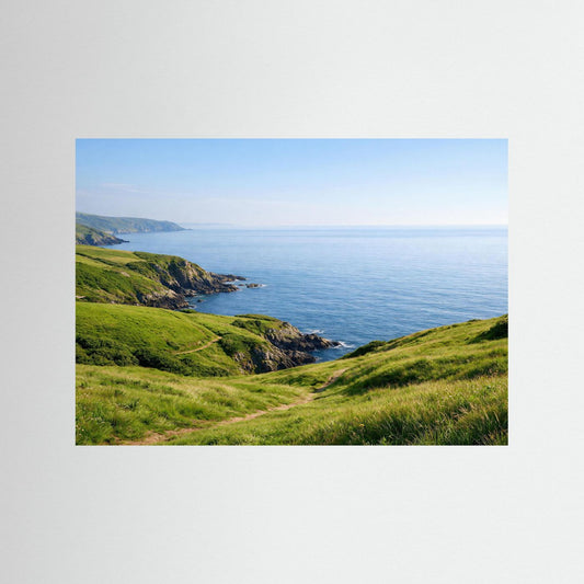 Naturposter im Querformat mit grünen Küstenklippen, Grasweg und ruhigem Meer