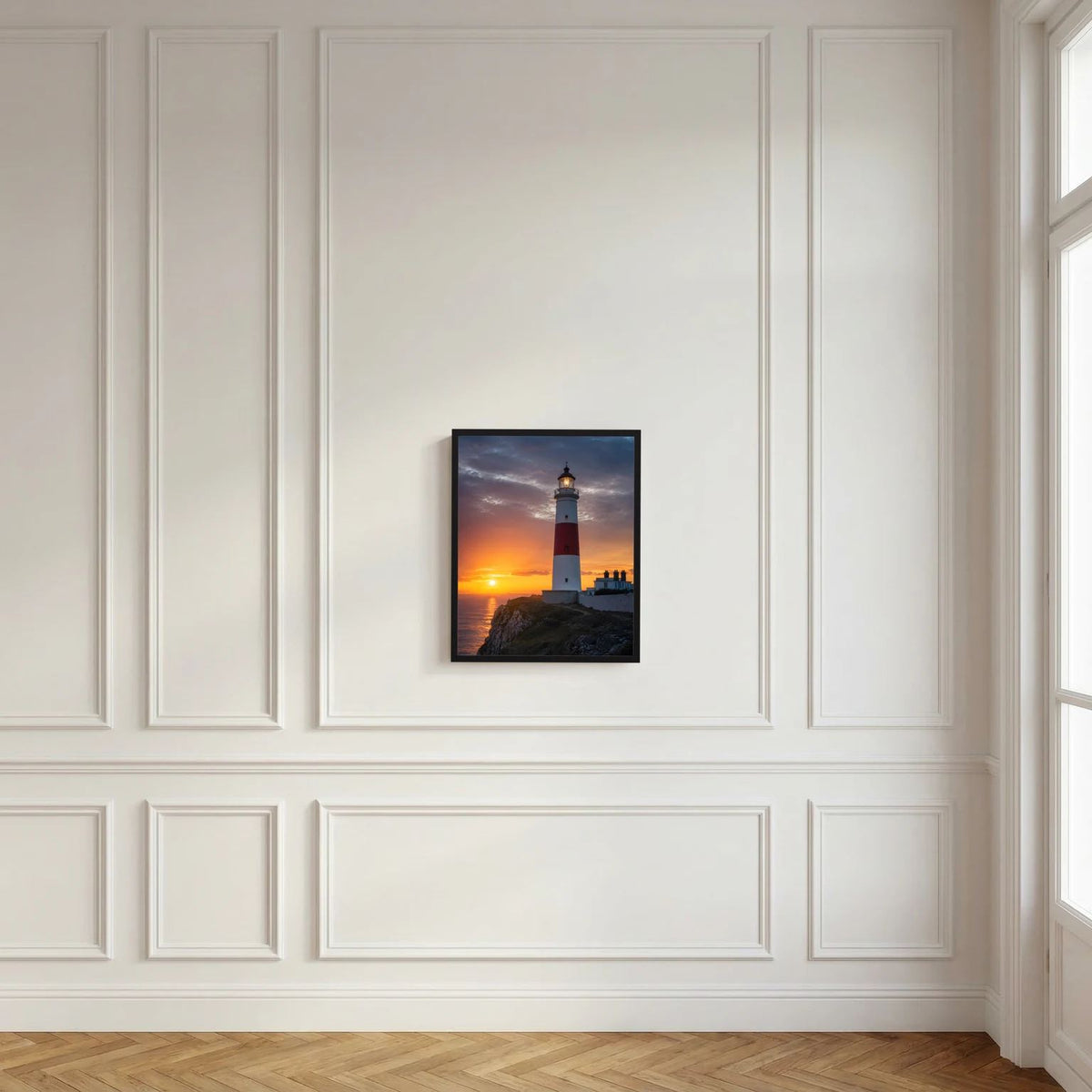 Gerahmtes Wandposter mit Leuchtturm am Meer bei Sonnenuntergang