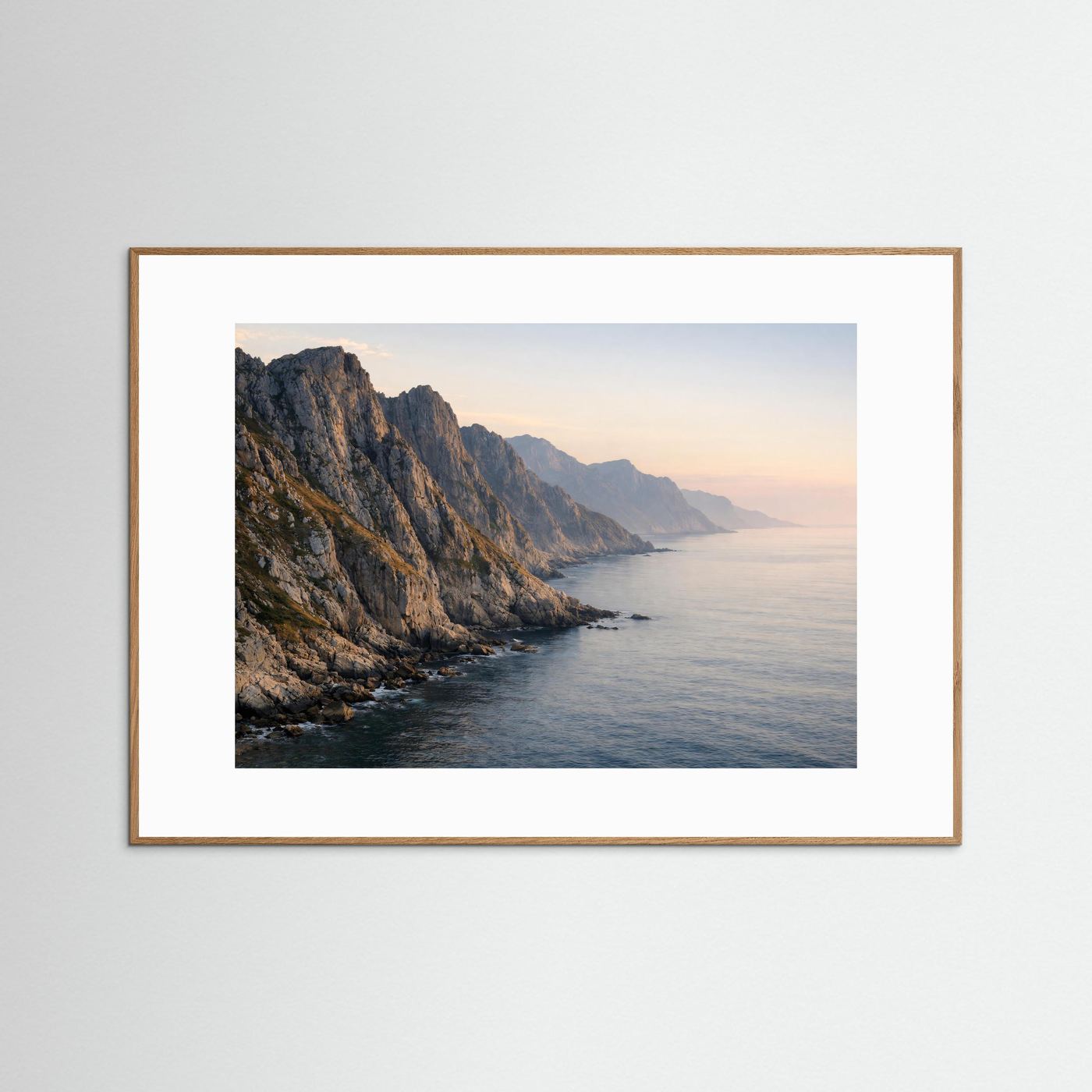 Poster mit Küste und Felsen am Meer, Panoramaformat, brauner Holzrahmen