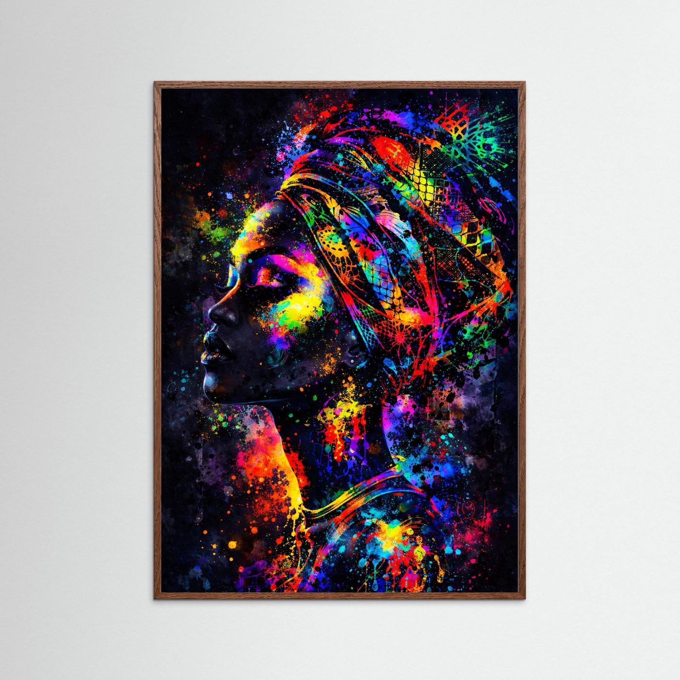 Hochformatiges Kunstposter mit dunklem Eichenholzrahmen: abstraktes Neon-Frauenporträt.
