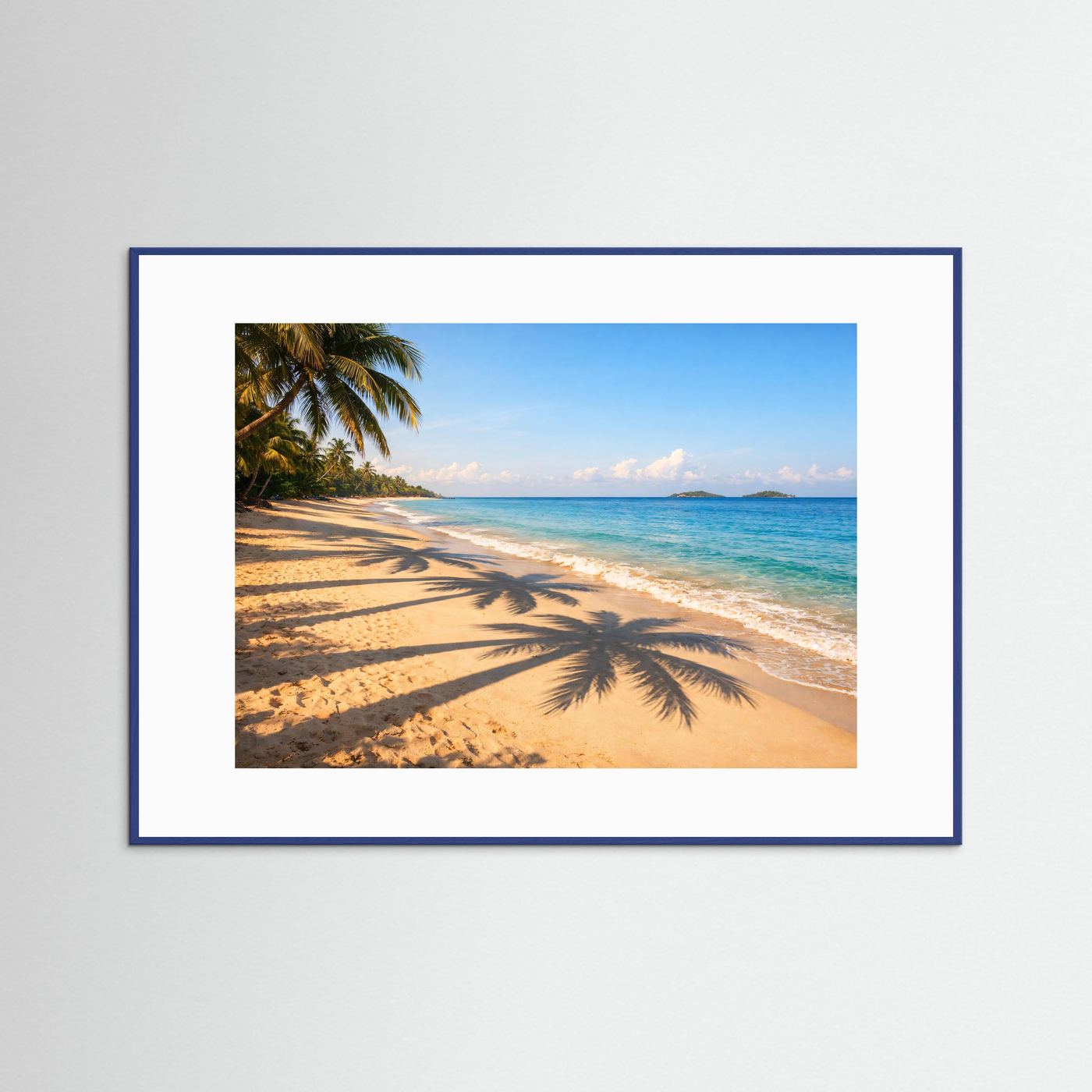 Panoramastrand-Poster im Querformat, blau gerahmt, mit weißem Rand
