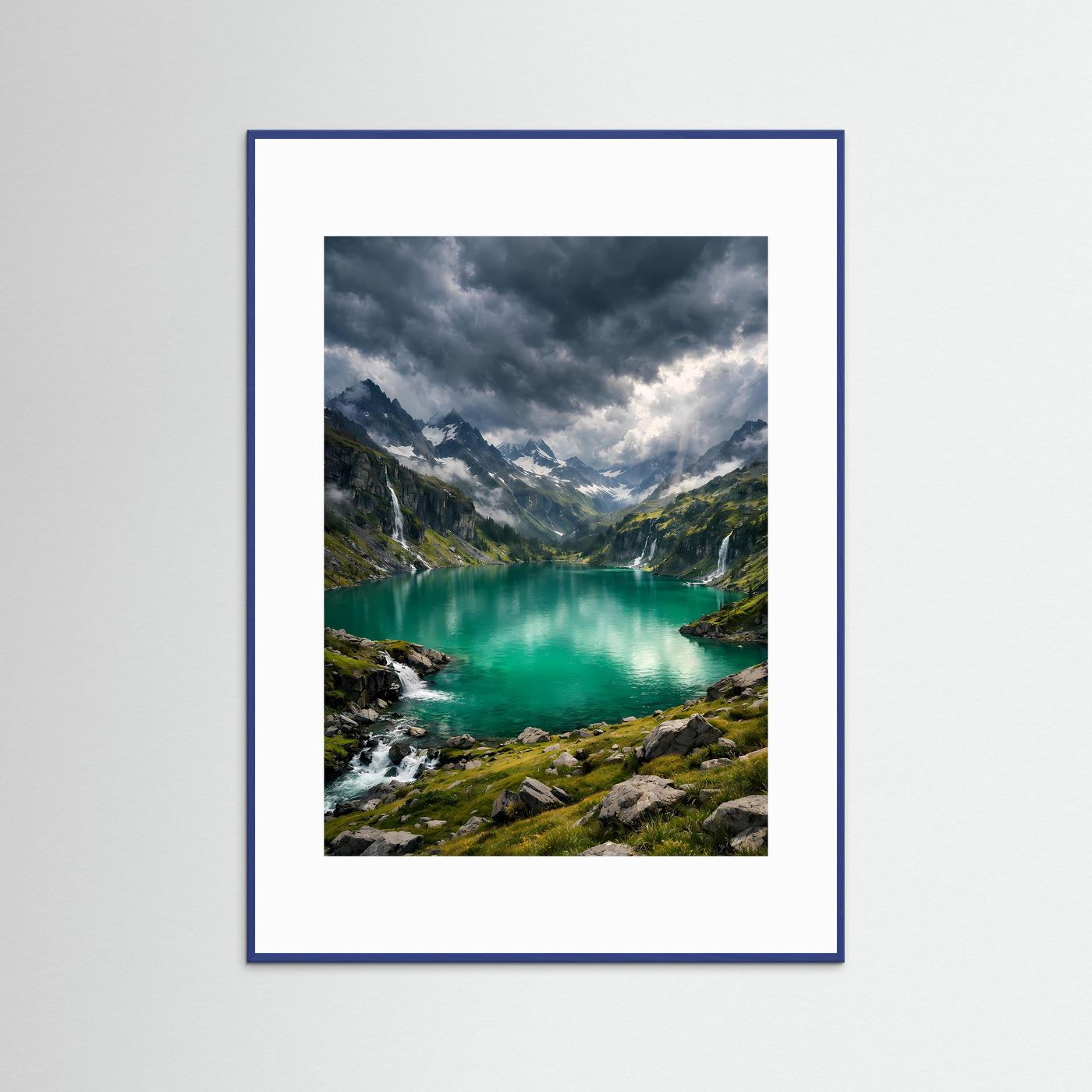 Bergsee-Poster mit blauem Rahmen: türkisfarbener See, Berge und dramatischer Wolkenhimmel