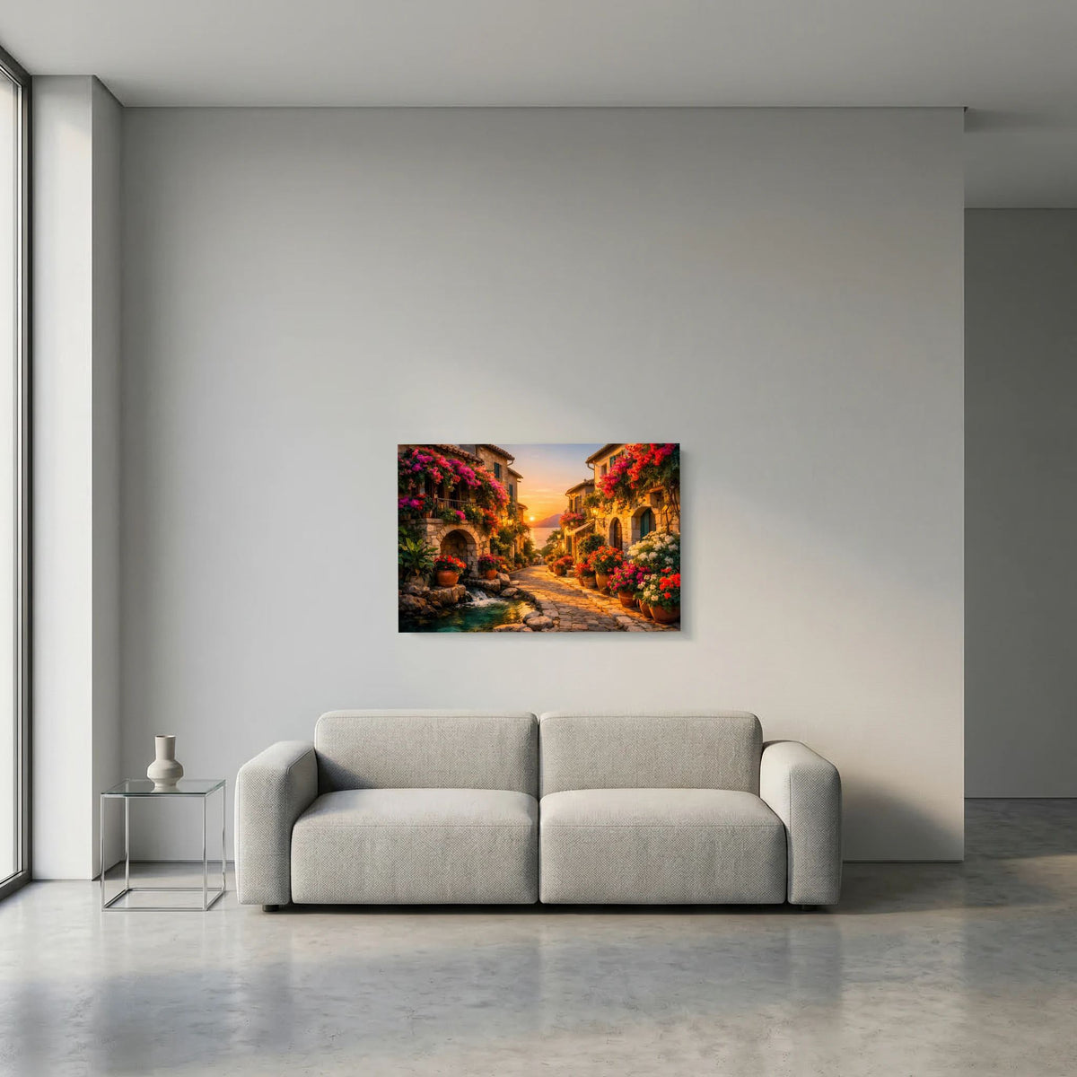Querformatiges Wandposter einer mediterranen Gasse mit Blumen und Abendhimmel