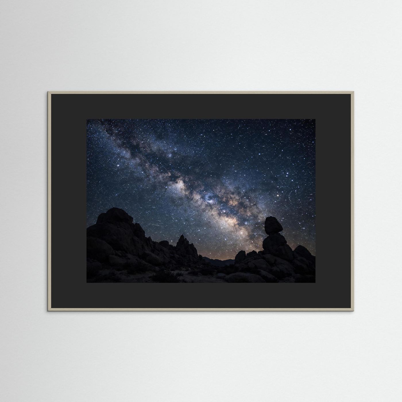 Wandbild mit Milchstraße über Wüstenlandschaft, schwarzer Rahmen, schwarze Einfassung
