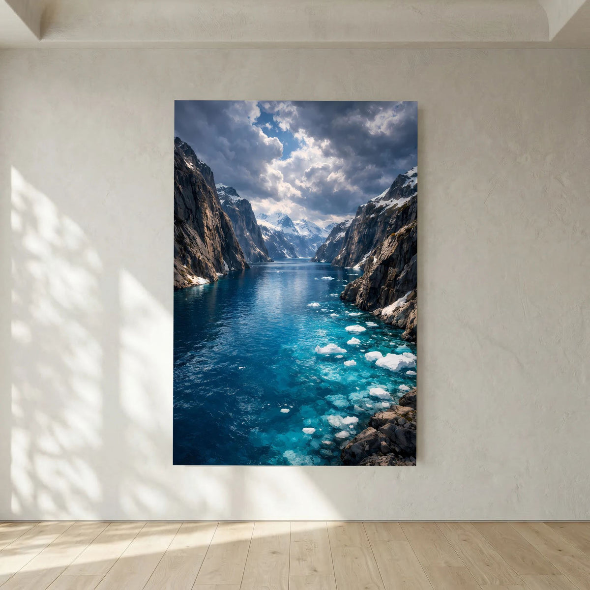 Hochformatiges Wandposter mit Fjord und Treibeis, blaues Wasser zwischen Felsbergen