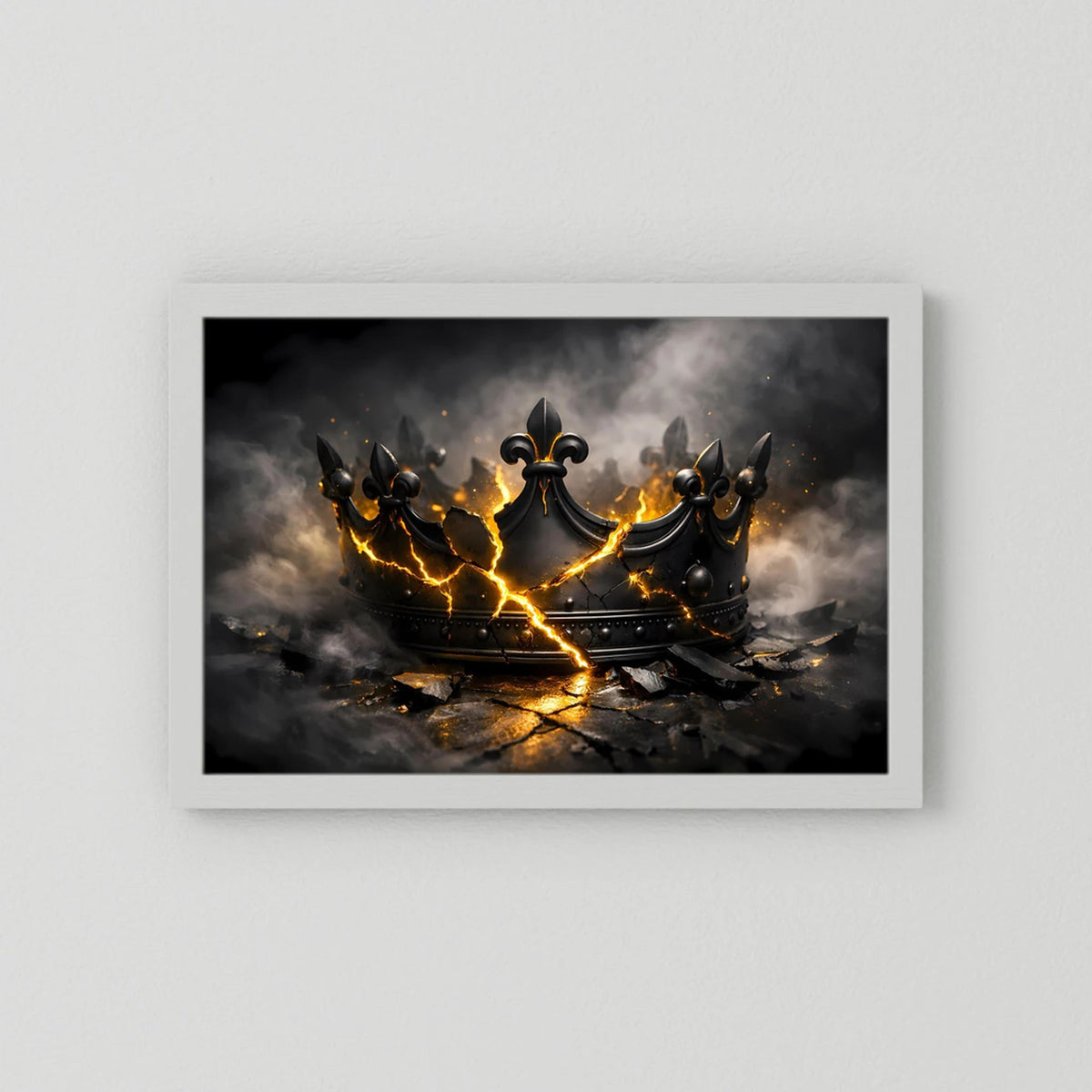 Wandbild mit schwarzer zerbrochener Krone und goldenen Flammenlichtern, weißer Rahmen