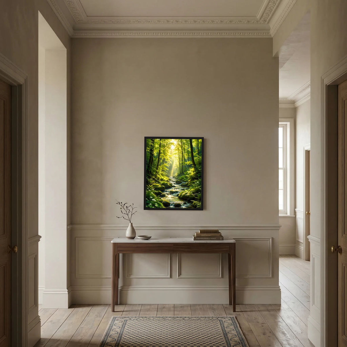 Poster im schwarzen Rahmen in klassischem Flur: Waldbach im grünen Wald