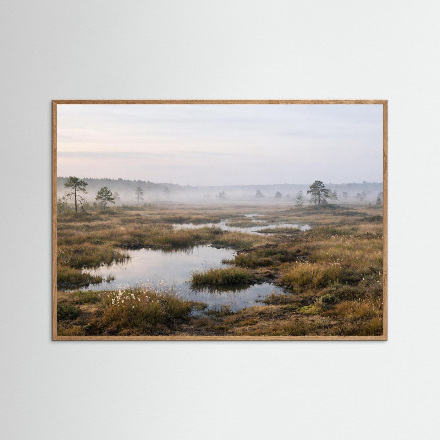 Moorlandschafts-Poster im hellbraunen Holzrahmen: Flachmoor mit Wasserlauf und Nebel