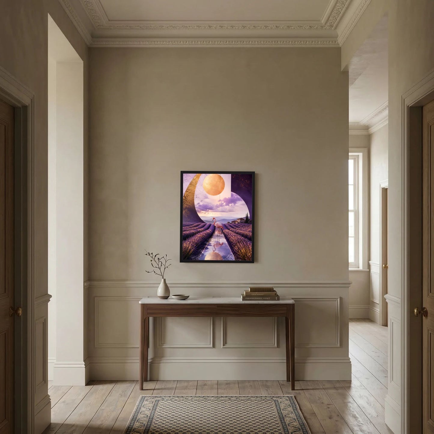 Poster in kleinem Rahmen über Konsole: Flamingos im violetten Lavendelfeld mit goldener Form