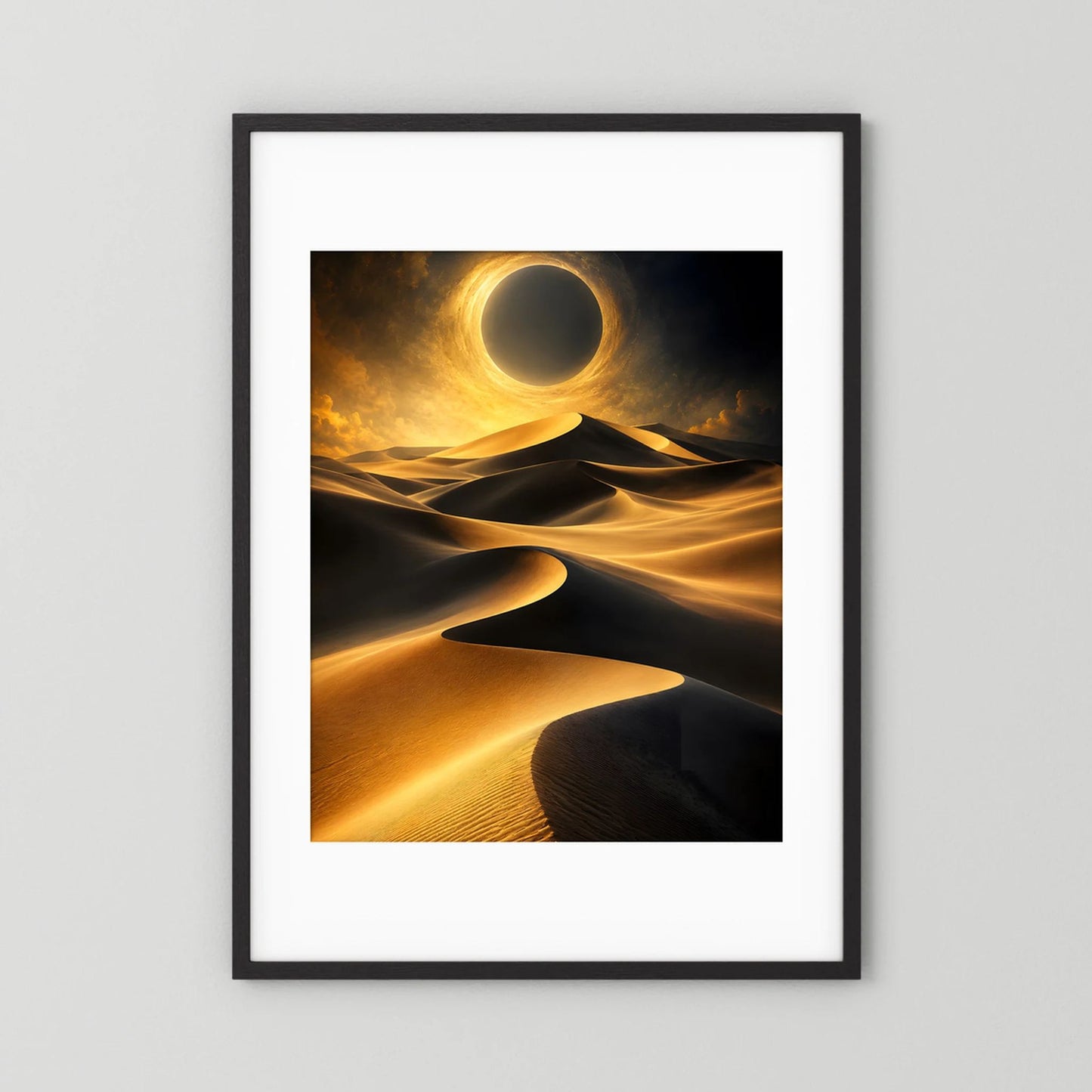 Kunstposter im Hochformat: Sonnenfinsternis über goldenen Dünen, schwarzer Rahmen mit weißem Rand