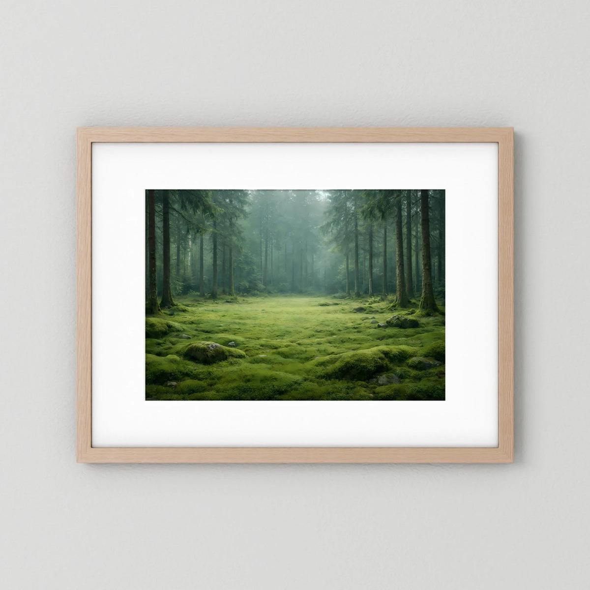 Wandbild mit Naturholzrahmen und weißem Rand, Waldlichtung, grünem Moos im Nebel