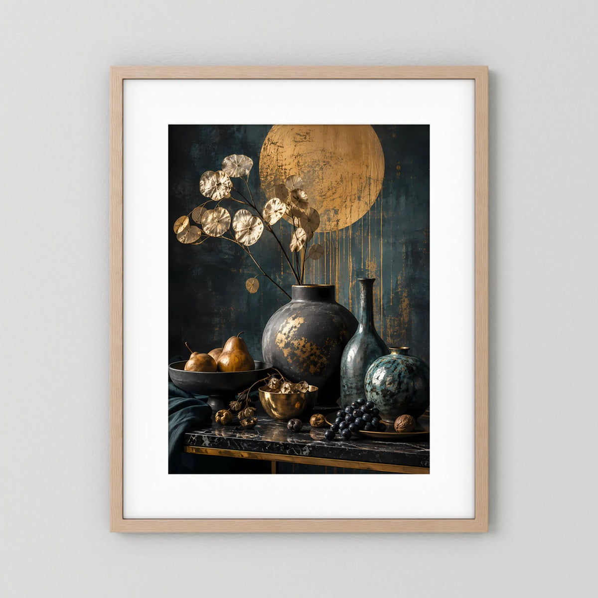 Kunstposter im Hochformat mit Gold- und Petrol-Vasen-Stillleben, Holzrahmen hellbraun