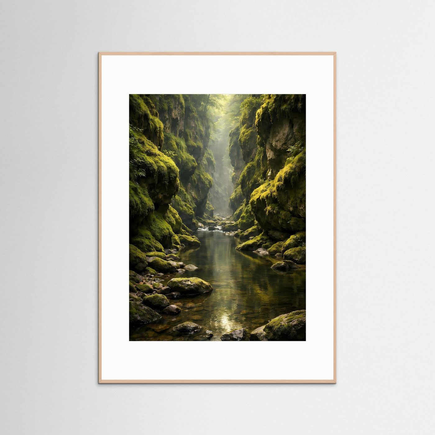 Wandposter Hochformat: Fluss in grüner Moos-Schlucht, weißer Rand, heller Holzrahmen