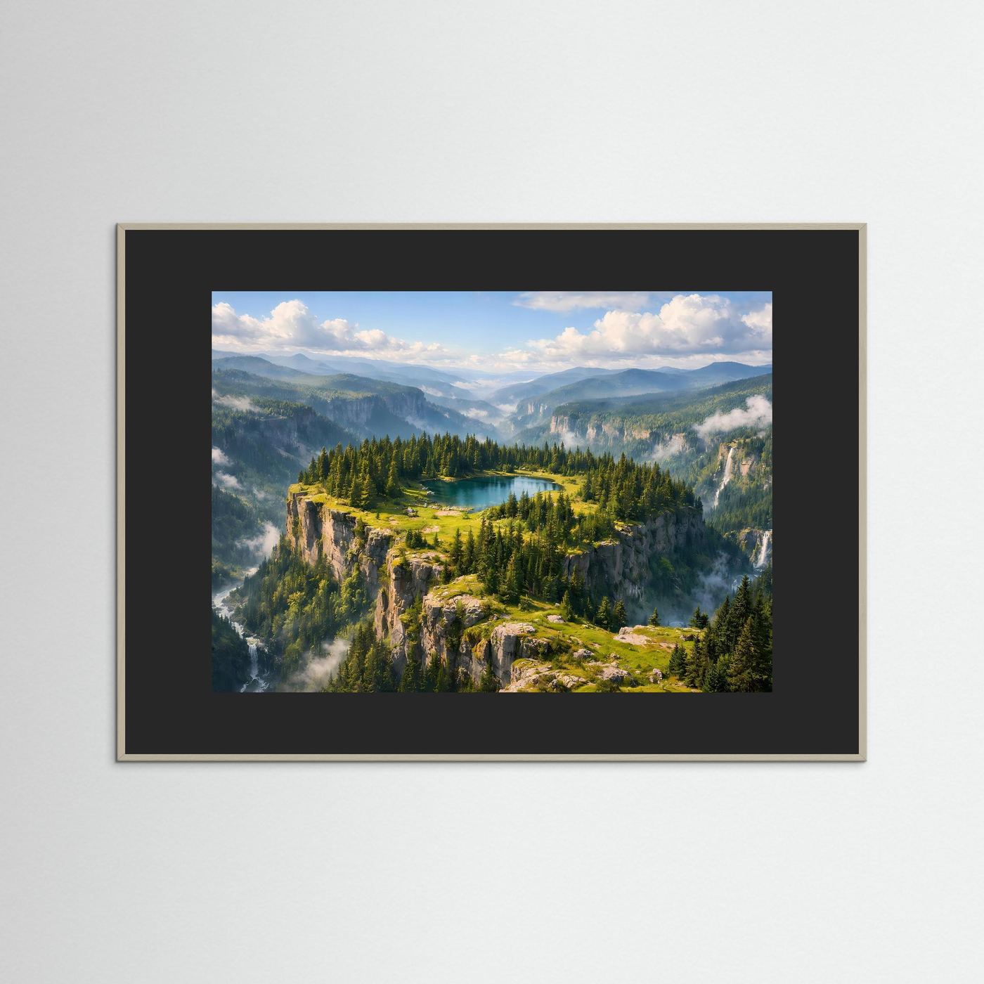 Wandbild mit schwarzem Rahmen, Bergsee-Landschaft mit Waldhängen