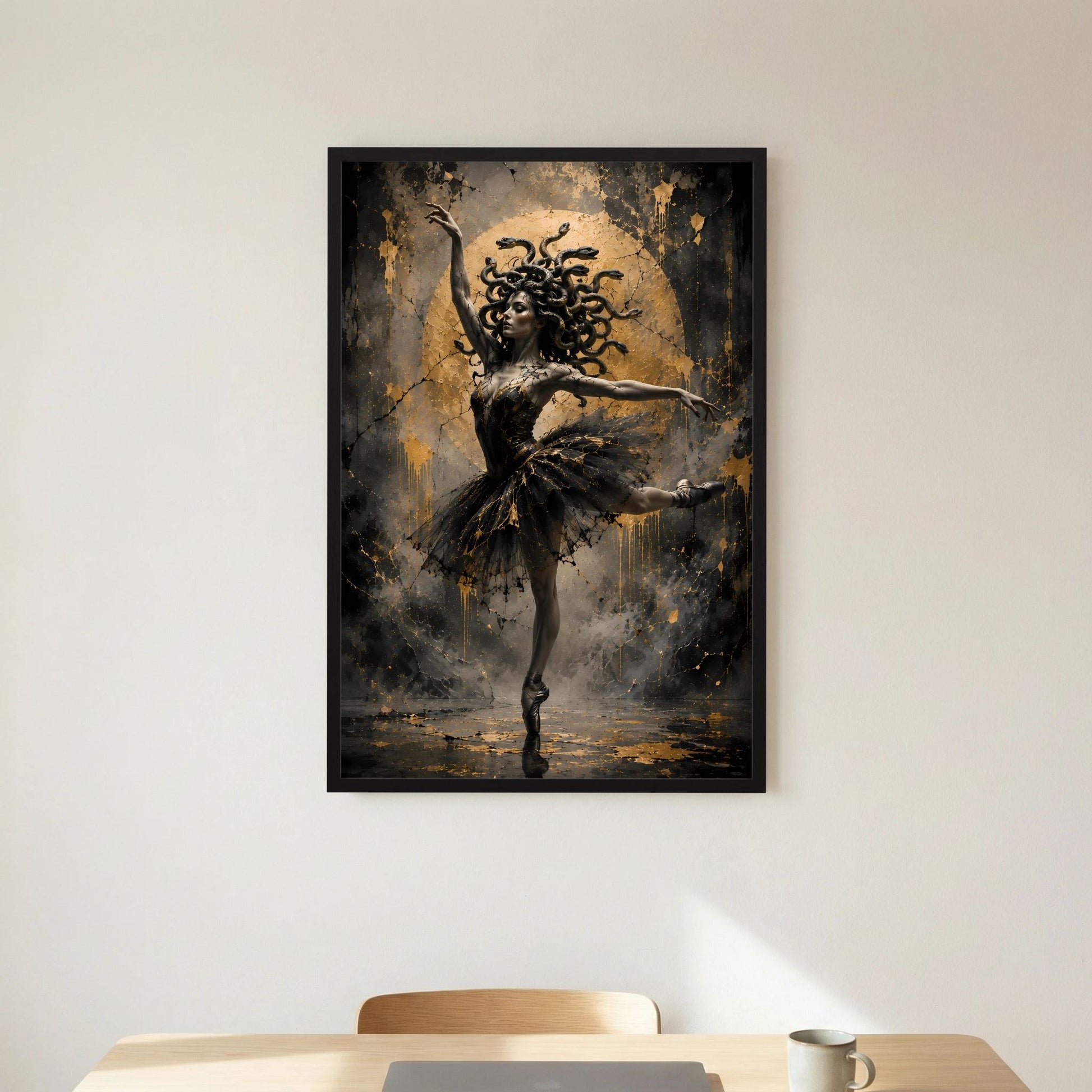 Hochformat-Poster mit schwarzem Rahmen: Ballerina mit Schlangenhaaren in Schwarz und Gold