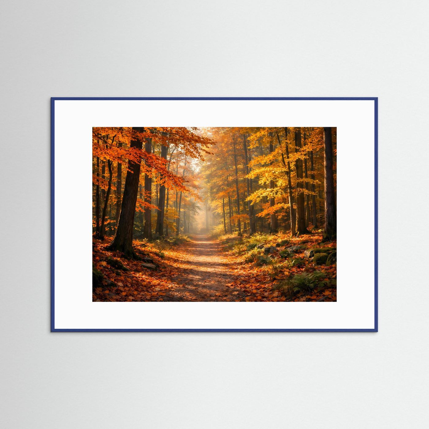Poster im Querformat: Herbstwald mit Waldweg und Sonnenstrahlen, blauer Rahmen