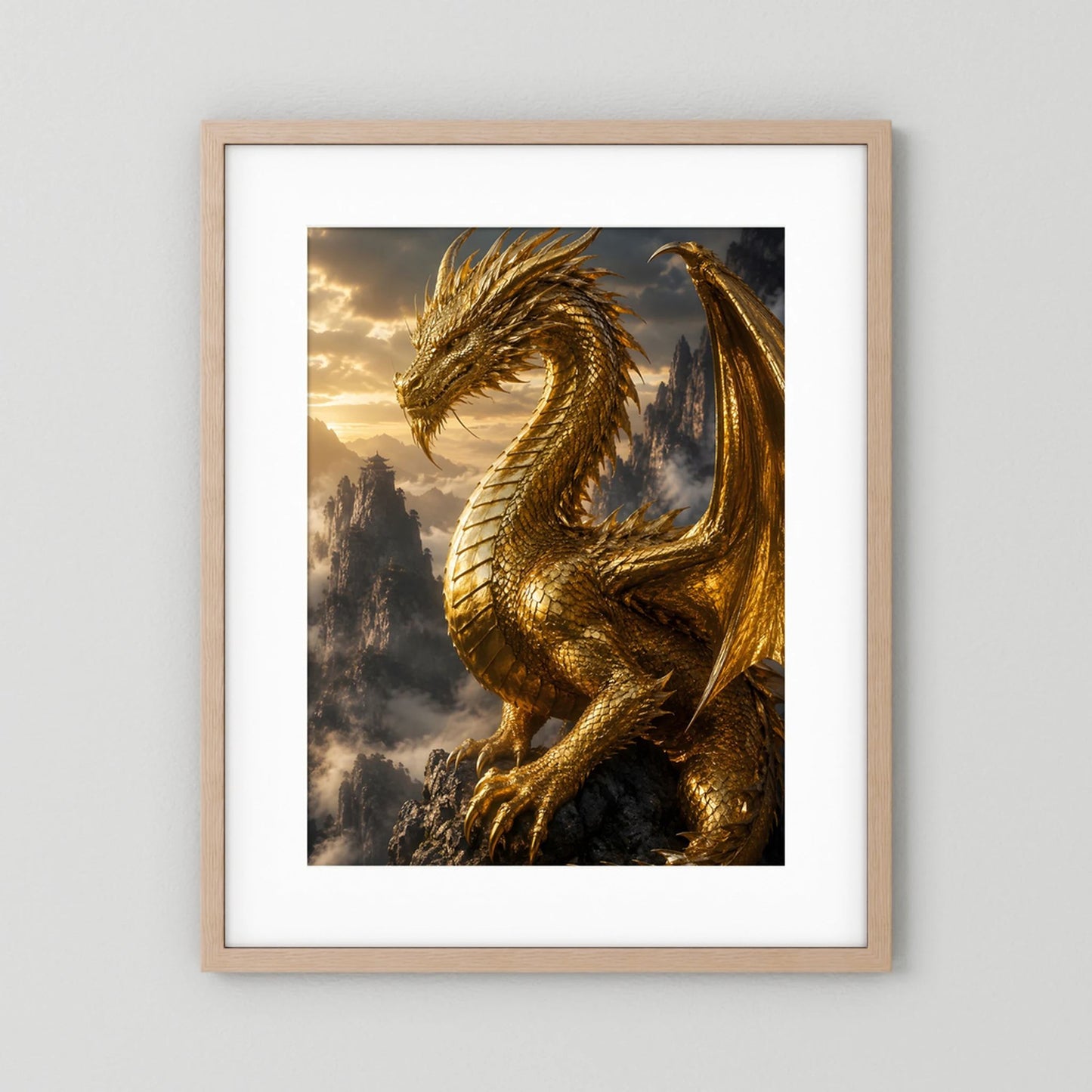 Kunstposter Hochformat: goldener Drache, heller Holzrahmen mit weißem Rand