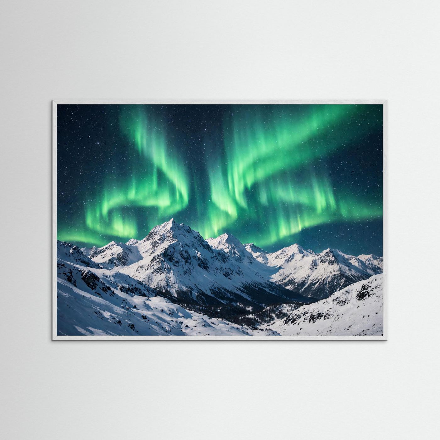 Poster Querformat mit grünen Polarlichtern über schneebedeckten Berggipfeln im Rahmen